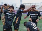 selebrasi-para-pemain-dewa-united-kaki-majed-osman-sedang-dibersihkan-alex.jpg