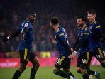 selebrasi-paul-pogba-dengan-pemain-manchester-united.jpg