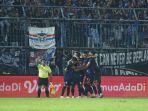 selebrasi-pemain-arema-fc-saat-mnecetak-gol-di-ajang-piala-presiden-2022.jpg