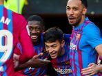 selebrasi-pemain-barcelona-dengan-mengerubungi-pierre-emerick-aubameyang.jpg