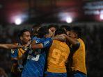 selebrasi-pemain-persib-bandung-usai-gol-david-da-silva-persib-bandung-juara-liga-1.jpg