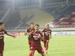 selebrasi-pemain-persis-solo-alberto-goncalves-saat-mencetak-gol-ke-gawang-psg-pati.jpg