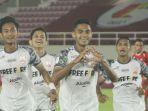 selebrasi-pemain-persis-solo-miftahul-hamdi-dengan-rekannya.jpg