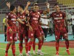 selebrasi-pemain-persis-solo-rivaldi-bawuo-bersama-rekannya-setelah-mencetak-gol.jpg