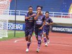 selebrasi-pemain-persita-tangerang-chandra-waskito-setelah-mencetak-gol.jpg