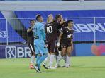 selebrasi-pemain-psm-makassar-setelah-anco-jansen-mencetak-gol.jpg
