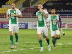 selebrasi-pemain-pss-sleman-aaron-evans-kedua-kanan-dengan-rekannya-setelah-cetak-gol.jpg