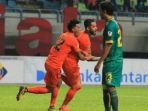 selebrasi-penyerang-borneo-fc-marlon-da-silva_20180303_173450.jpg