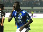 selebrasi-penyerang-persib-ezechiel-n-douassel_20180724_163737.jpg