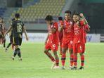 selebrasi-pesepak-bola-arema-fc-evan-dimas-kanan-dengan-irsyad-maulana-tengah.jpg