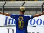 selebrasi-raphael-maitimo-saat-masih-berseragam-persib_20180417_013721.jpg