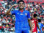 selebrasi-salim-tuharea-setelah-mencetak-gol.jpg