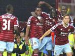 selebrasi-skuat-west-ham-united_20150920_015113.jpg