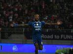 selebrasi-striker-persib-bandung-david-da-silva-kanan-usai-mencetak-gol.jpg