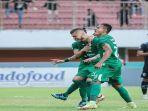 selebrasi-striker-pss-sleman-yevhen-bokhasvili-tengah-merayakan-golnya.jpg