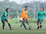 seleksi-timnas-sepakbola-putri-indonesia_20180307_094828.jpg