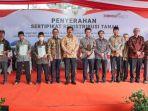 selesaikan-konflik-agraria-menteri-atrbpn-serahkan-352-sertifikat-tanah-di-pasuruan.jpg