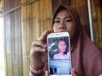 selpi-lusniawati-27-memerlihatkan-foto-ibunya-alis-juariah-46.jpg