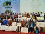 seluruh-pemenang-berfoto-bersama-para-juri-dan-pejabat-kampus.jpg