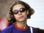 semasa-remaja-valentino-rossi-suka-kebut-kebutan-di-jalan-raya-juga.jpg