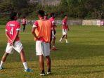 semen-padang-fc-latihan-di-lapangan-mesa-indarung.jpg