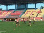 semen-padang-fc-menggelar-latihan-internal-game.jpg