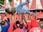 semen-padang-official-dan-para-pemain-merayakan-keberhasilan-kabau-sirah-promosi-liga-1.jpg