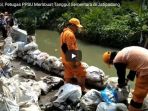 sempat-jebol-petugas-ppsu-membuat-tanggul-sementara-di-jatipadang_20171114_155927.jpg