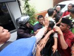 sempat-ricuh-cawagub-djarot-tetap-lanjutkan-blusukan_20161115_225138.jpg