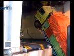 sempat-tersangkut-di-bagian-belakang-kapal-detik-detik-truk-tercebur-ke-laut-terekam-dalam-video.jpg