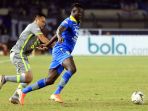 sempat-unggul-2-0-persib-bandung-ditahan-imbang-borneo-fc_20190818_053927.jpg