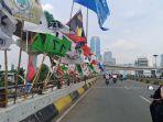 semrawutnya-bendera-di-flyover-kuningan-jakarta-selatan-a.jpg