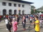 senam-massal-di-halaman-gedung-sate_20171112_095813.jpg