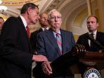 senat-amerika-serikat-mitch-mcconnell-nge-freeze-saat-konferensi-pers.jpg
