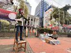 seniman-gelar-aksi-teaktrikal-di-depan-gedung-mk-nih3.jpg