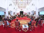 seniman-ke-istana.jpg