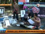 seniman-lukis-membuat-sketsa-wajah-raja-salman_20170306_105551.jpg
