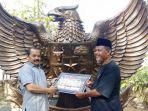 seniman-patung-yusman-bersama-pendiri-watu-lumbung.jpg