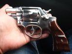 senjata-api-yang-dibawa-umar-kei-pistol.jpg