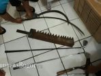 senjata-tajam-yang-diamankan-dari-pelajar-sma_20170930_183042.jpg