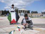 seoarag-anak-persiapkan-layang-layang-di-acara-layang-layang-untuk-palestina.jpg