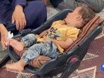 seorang-anak-tidur-di-kamp-penampungan-di-gaza.jpg