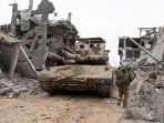 seorang-anggota-pasukan-infanteri-dari-tentara-israel-idf-berjalan-di-dekat-sebuah-tank.jpg