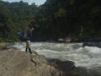 seorang-anggota-tim-ekspedisi-arung-jeram-mapala_20160215_083216.jpg