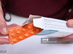 seorang-apoteker-memegang-sekotak-tablet-dexamethasone-di-sebuah-toko-kimia.jpg