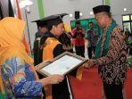 seorang-ayah-menangis-saat-terima-piagam-anaknya.jpg