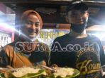 seorang-bakul-sate-cantik-di-kabupaten-gresik-bernama-amaliyah-dan-andi-yusuf.jpg