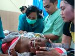 seorang-bayi-yang-ditimpa-bangunan-rumahnya-di-banjar-desa-d_20170212_065458.jpg