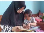 seorang-customer-rayya-creativa-setyowati-membacakan-buku-berjudul-taman-laut.jpg