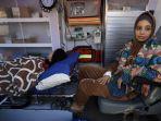 seorang-gadis-palestina-yang-terluka-dalam-pemboman-israel-terbaring-di-dalam-ambulans.jpg